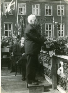 Borgmester Mads Jacobsen holder tale ved befrielsen 5. maj 1945 på Varde Torv